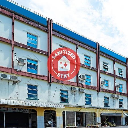 Hotel Oyo 90598 Living House C0 Kuching Exterior foto