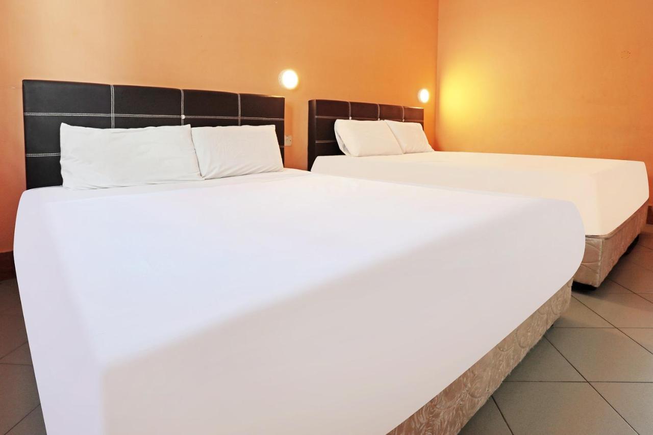 Hotel Oyo 90598 Living House C0 Kuching Exterior foto